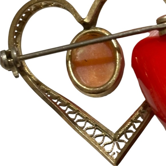 Vintage Heart Shaped Cameo Brooch Pin Gold Tone Openwork Frame Mid Century - Picture 4 of 5